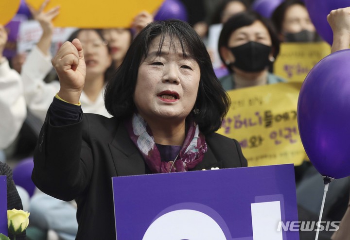 [서울=뉴시스] 최진석 기자 = 무소속 윤미향 의원이 세계여성의 날인 지난달 8일 서울 종로구 주한 일본대사관 앞 평화로에서 열린 제1586차 일본군성노예제 문제해결을 위한 수요시위에서 규탄 구호를 외치고 있다. 2023.03.08. myjs@newsis.com