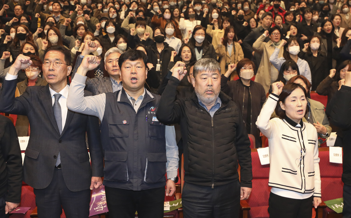 [서울=뉴시스] 김근수 기자 = 김동명(가운데) 한국노동조합 총연맹 위원장이 지난 8일 서울시 영등포구 영등포 아트홀에서 열린 전국여성노동자대회에서 '임을 위한 행진곡'을 제창하고 있다. 2023.03.08. ks@newsis.com