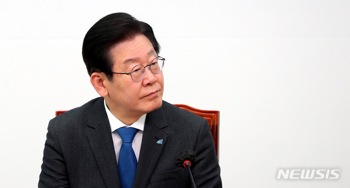[서울=뉴시스] 추상철 기자 = 이재명 더불어민주당 대표가 8일 오후 서울 여의도 국회에서 열린 미 반도체지원법 대응 긴급간담회에 참석해 있다. 2023.03.08. scchoo@newsis.com