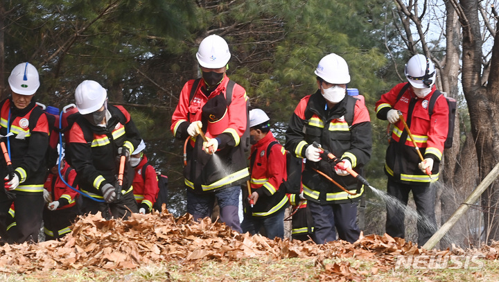 [수원=뉴시스] 김종택 기자 = 전국 곳곳에 건조주의보가 발령된 8일 경기도 수원시 장안구 광교산 일대에서 산불진화대원들이 봄철 산불 발생시 초동진화를 위한 예찰활동과 등짐펌프 등 진화장비를 점검하고 있다. 2023.03.08. jtk@newsis.com
