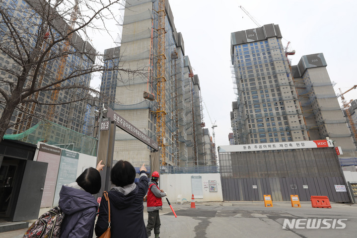 [서울=뉴시스] 권창회 기자 = 한국부동산원 청약홈에 따르면 올림픽파크 포레온은 전용면적 29㎡ 2가구, 39㎡ 638가구, 49㎡ 259가구 등 899가구에 대해 오늘 하루 동안 무순위 청약을 진행한다. 사진은 8일 오후 서울 강동구 둔촌주공 재건축 공사 현장 모습. 2023.03.08. kch0523@newsis.com