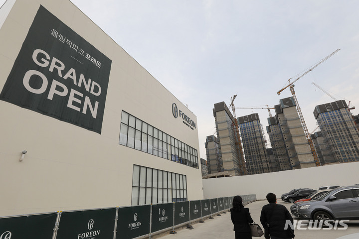 [서울=뉴시스] 권창회 기자 = 한국부동산원 청약홈에 따르면 올림픽파크 포레온은 전용면적 29㎡ 2가구, 39㎡ 638가구, 49㎡ 259가구 등 899가구에 대해 오늘 하루 동안 무순위 청약을 진행한다. 사진은 8일 오후 서울 강동구 둔촌주공 재건축 공사 현장 모습. 2023.03.08. kch0523@newsis.com