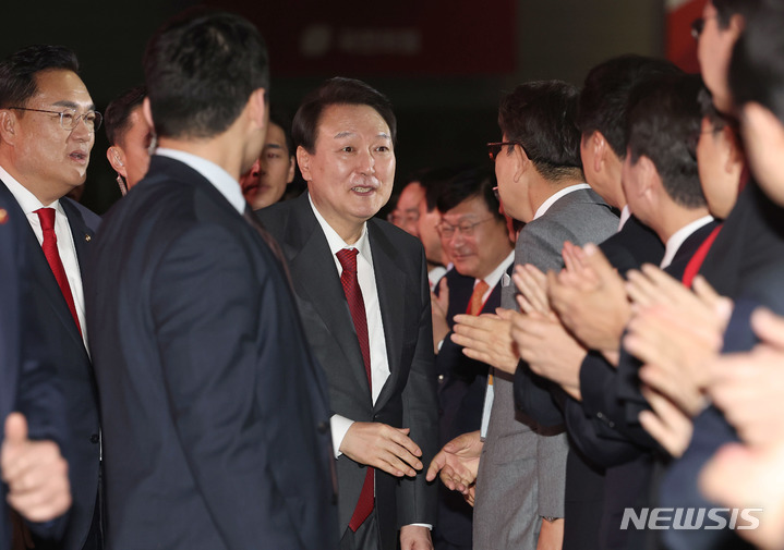 [고양=뉴시스] 전신 기자 = 윤석열 대통령이 8일 경기도 고양 킨텍스에서 열린 국민의힘 전당대회에 입장하며 참석자들과 인사하고 있다. (대통령실통신사진기자단) 2023.03.08. photo1006@newsis.com