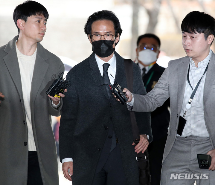 [서울=뉴시스] 지난 2023년 3월 8일 계열사 부당 지원 및 회사자금 횡령 의혹을 받는 조현범 한국타이어앤테크놀로지(한국타이어) 회장이 서울 서초구 서울중앙지법에서 구속 전 피의자 심문(영장실질심사)을 받기 위해 출석하고 있다. (사진=뉴시스DB). 2025.05.29. photo@newsis.com