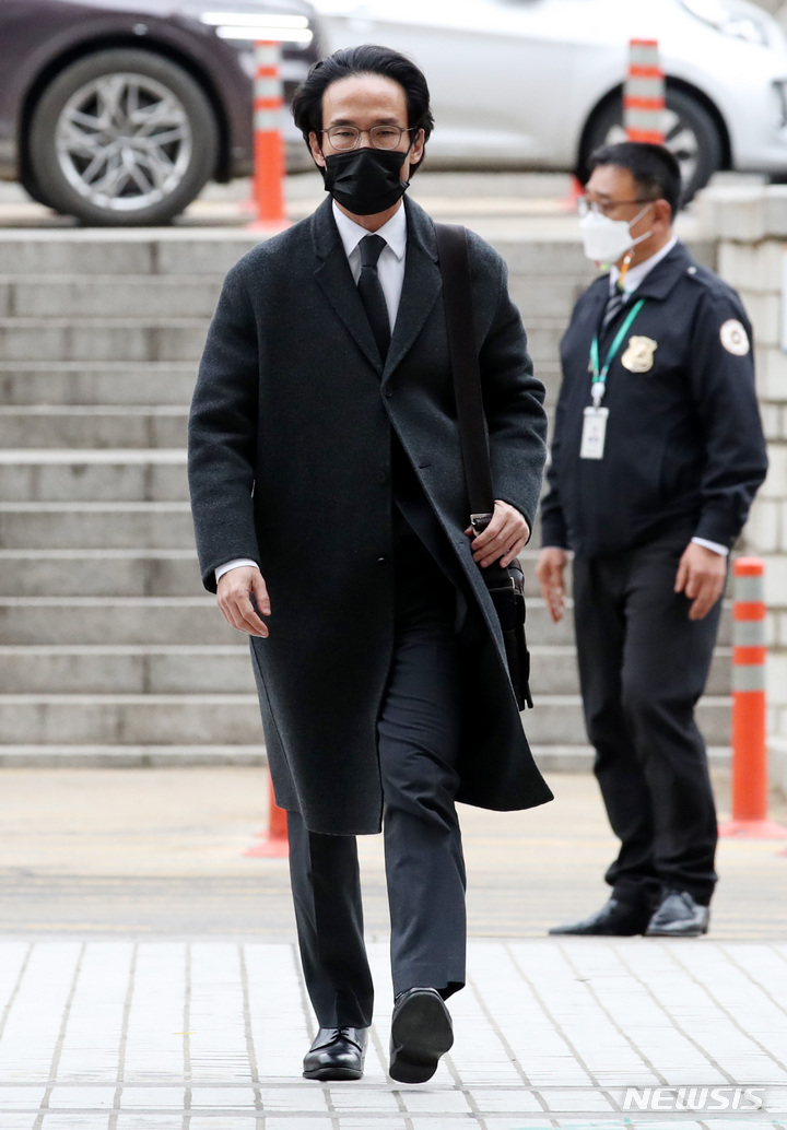 [서울=뉴시스] 김진아 기자 = 계열사 부당 지원 및 회사자금 횡령 의혹을 받는 조현범 한국타이어앤테크놀로지(한국타이어) 회장이 8일 서울 서초구 서울중앙지법에서 구속 전 피의자 심문(영장실질심사)을 받기 위해 출석하고 있다. 2023.03.08. bluesoda@newsis.com