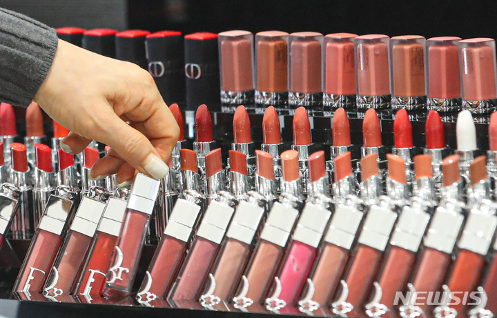 [서울=뉴시스] 권창회 기자 = 올해 맞춤형 화장품 조제관리사 자격시험이 5월 23일과 9월 19일 두 차례 시행된다. 사진은 지난 2023년 3월 서울 송파구 롯데백화점 잠실점에 진열된 화장품. 2023.03.08. kch0523@newsis.com