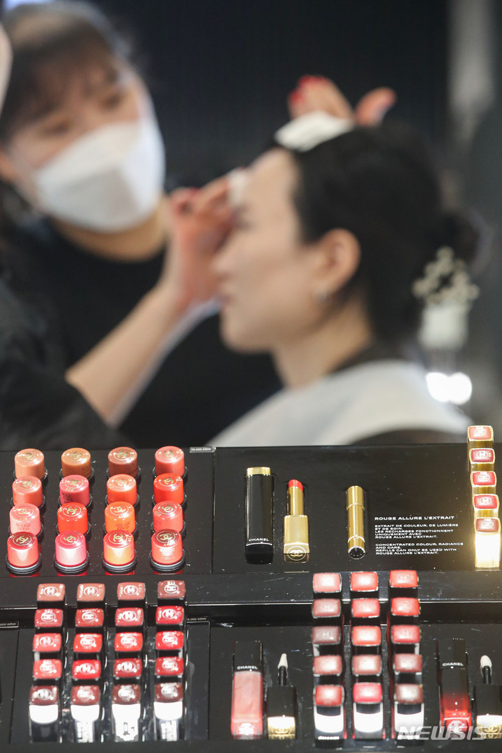 [서울=뉴시스] 권창회 기자 = 실내 마스크 착용 의무가 해제된 뒤 의류와 화장품 매출이 증가하고 있다. 사진은 8일 오후 서울 송파구 롯데백화점 잠실점에 진열된 화장품. 2023.03.08. kch0523@newsis.com