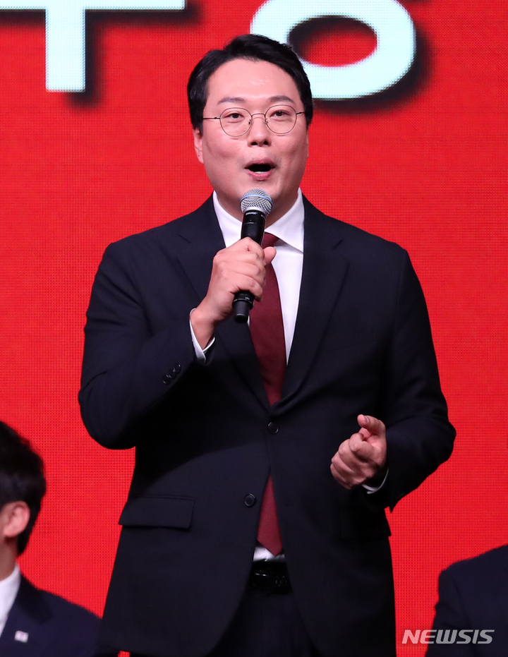 [고양=뉴시스] 고범준 기자 = 천하람 전 국민의힘 당대표 후보가 지난 8일 오후 경기 고양시 일산서구 킨텍스 제1전시장에서 열린 국민의힘 제3차 전당대회에서 발언하고 있다. 2023.03.08. bjko@newsis.com