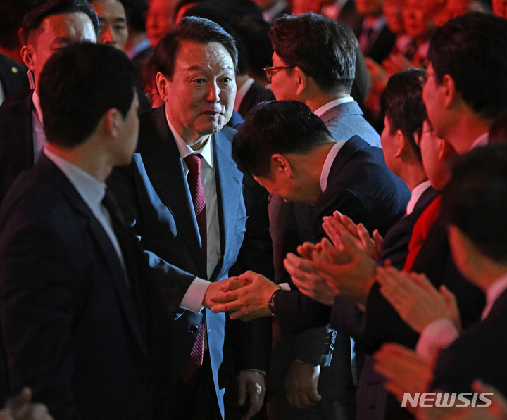 [고양=뉴시스] 고범준 기자 = 윤석열 대통령이 8일 오후 경기 고양시 일산서구 킨텍스 제1전시장에서 열린 국민의힘 제3차 전당대회에서 김기현 당대표 후보와 인사를 나누고 있다. (공동취재사진) 2022.03.08. photo@newsis.com