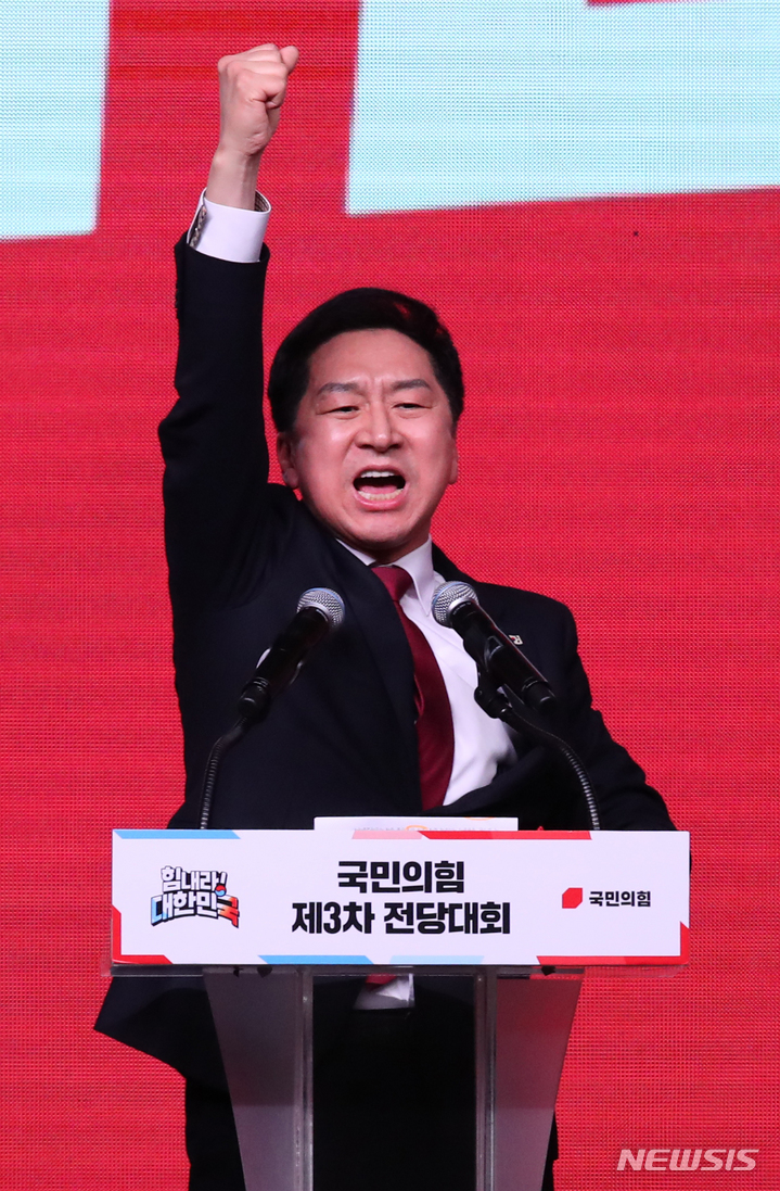 [고양=뉴시스] 고범준 기자 = 김기현 신임 국민의힘 당대표가 8일 오후 경기 고양시 일산서구 킨텍스 제1전시장에서 열린 국민의힘 제3차 전당대회에서 당선자 수락연설을 하고 있다. 2023.03.08. bjko@newsis.com