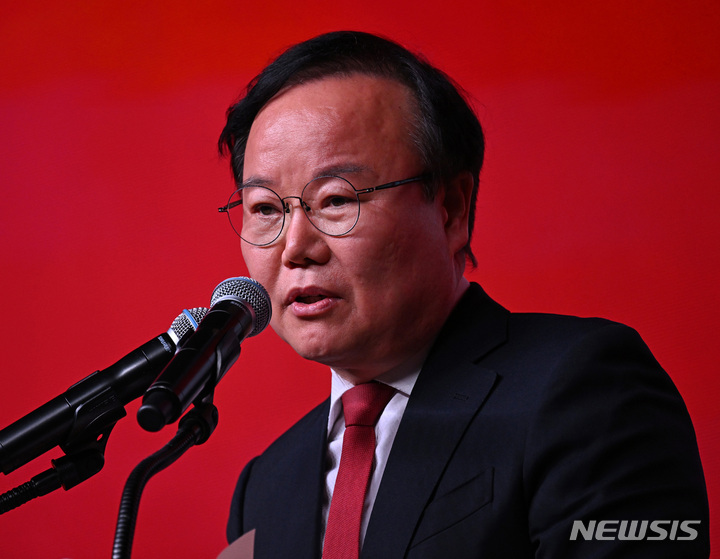 [고양=뉴시스] 고범준 기자 = 김재원 국민의힘 신임 최고위원이 8일 경기 고양시 킨텍스에서 열린 제3차 전당대회에서 발언을 하고 있다. (공동취재사진) 2023.03.08. photo@newsis.com