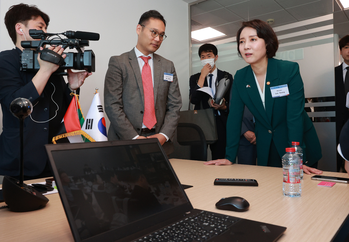 [서울=뉴시스] 조성우 기자 = 이영 중소벤처기업부 장관이 8일(현지시간) 아랍에미리트(UAE) 두바이에서 열린 글로벌비즈니스센터 개소식에서 글로벌 비즈니스지원단 온라인 상담을 참관하고 있다. (사진=중소벤처기업부 제공) 2023.03.08. photo@newsis.com *재판매 및 DB 금지