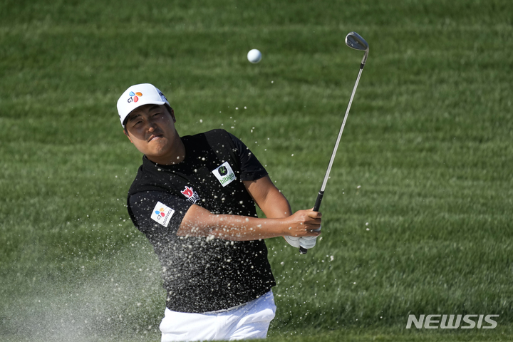 [폰테베드라비치=AP/뉴시스] 이경훈이 8일(현지시간) 미 플로리다주 폰테베드라비치의 TPC 소그래스 스타디움 코스에서 열리는 미국 프로골프(PGA) 투어 플레이어스 챔피언십을 앞두고 연습 라운딩을 하고 있다. 2023.03.09.
