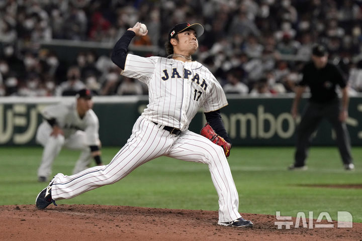 도쿄=AP/뉴시스]일본프로야구 니혼햄 파이터스의 이토 히로미가 2023 월드베이스볼클래식 중국전에 등판해 역투하고 있다. 2025.11.06. 