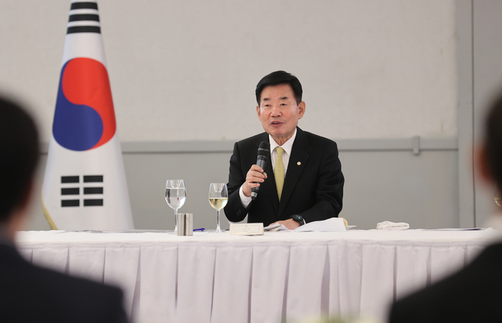 [이스탄불=뉴시스] 홍연우 기자= 김진표 국회의장이 8일(현지시간) 튀르키예 이스탄불시의 한 호텔에서 이스탄불 동포 대표 초청 만찬 간담회를 주재하고 있다. (사진=국회의장실 제공) 2023.03.08 *재판매 및 DB 금지