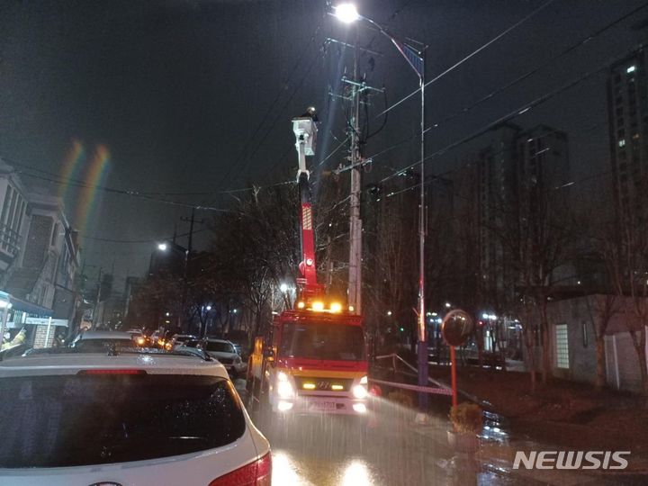 [부천=뉴시스] 정일형 기자 =부천 두산위브트레지움 3개동 정전. (사진은 독자제공)