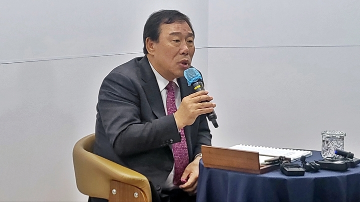 [뉴시스=세종]미국 출장 관련 설명하는 최민호 세종시장. ssong1007@newsis.com *재판매 및 DB 금지