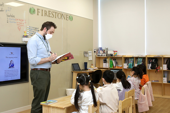 [서울=뉴시스] 프랜시스파커 대치캠퍼스에서 원어민 교사가 7세반 아이들을 수업하고 있다. (사진=교원 제공) 2023.03.09. photo@newsis.com *재판매 및 DB 금지