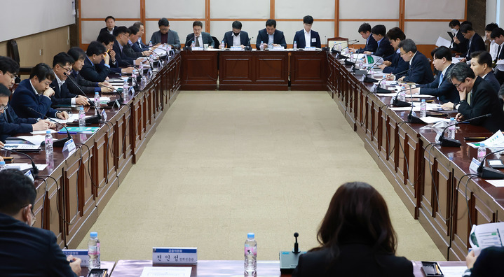 [서울=뉴시스]김소영 금융위원회 부위원장은 8일 오후 서울 종로구 정부서울청사에서 은행권 경영·영업 관행·제도 개선 실무작업반 제2차 회의를 열어 은행권·비은행권 경쟁 촉진 방안 및 대환대출 인프라 구축 현황 및 확대계획에 대해 논의했다. (사진=금융위 제공) *재판매 및 DB 금지