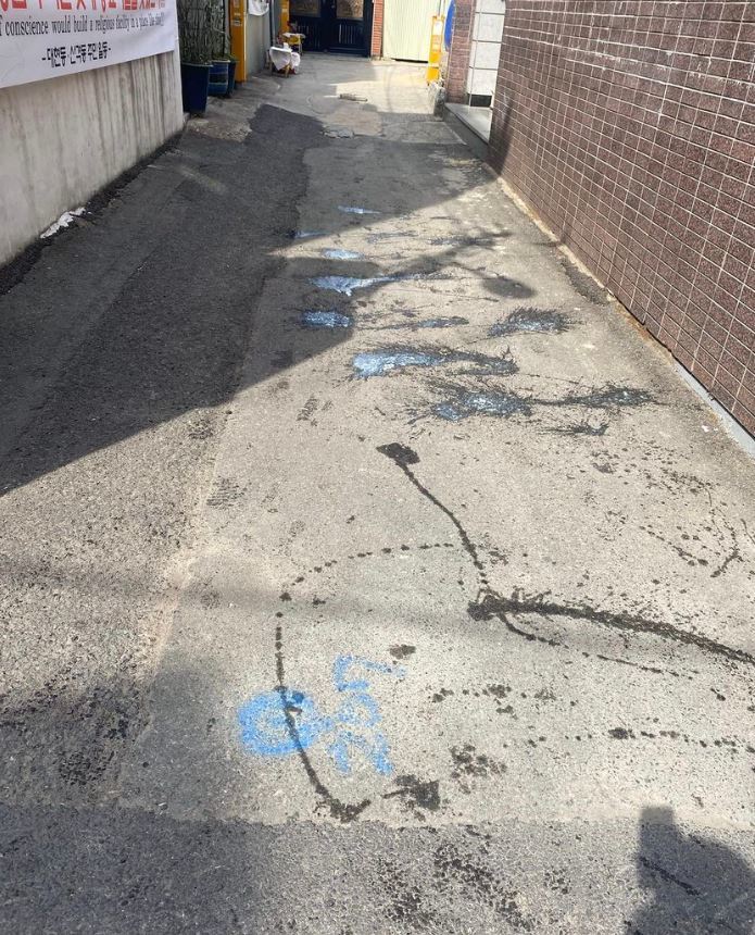 대구 북구 이슬람사원 건축 공사장 앞 골목에 뿌려진 하얀 액체. 사진 페이스북 갈무리 *재판매 및 DB 금지