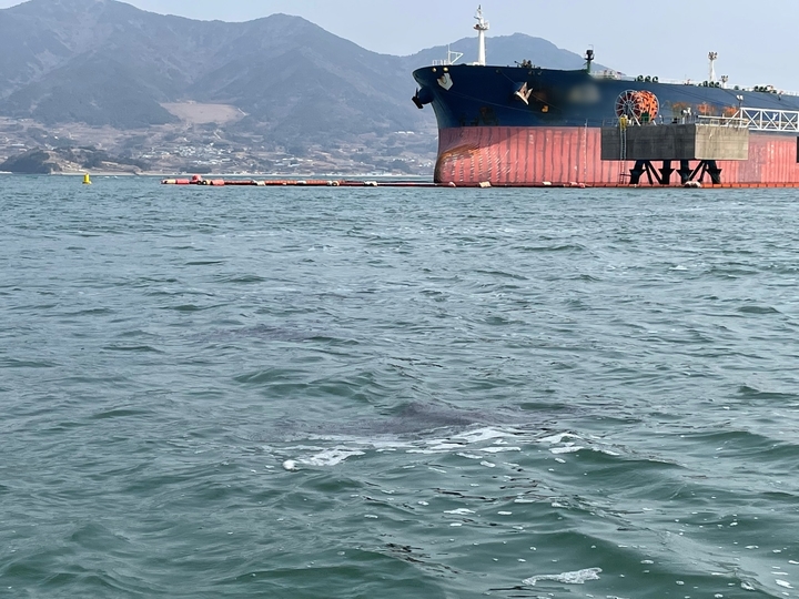 광양항 오염물질 배출 유조선. 여수해경 제공 *재판매 및 DB 금지
