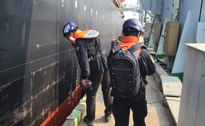 유조선 오염물질 조사중인 여수해경 *재판매 및 DB 금지