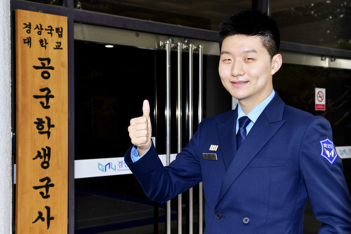 [진주=뉴시스] 지난 2월 조혈모세포를 기증한 박민수 후보생이 일상속에서도 헌신을 지속 실천하겠다고 다짐하며 경상국립대학교 공군 학군단 앞에서 엄지를 들어보이고 있다. *재판매 및 DB 금지