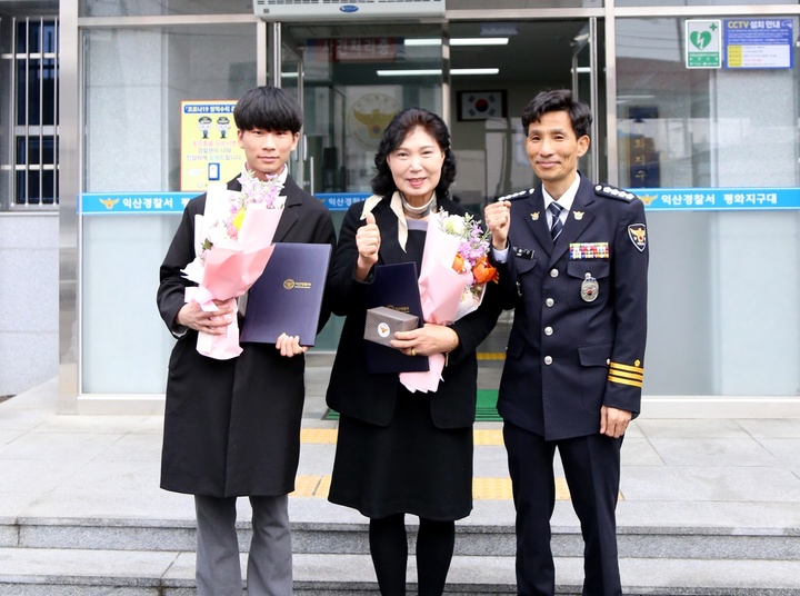 [익산=뉴시스] 강명수 기자 =전북 익산경찰서는 문화재 소실 예방에 앞장 선 시민에게 감사장을 수여했다고 9일 밝혔다. 사진 염숙희(전북가족복지문화원장)·이승준(전주비전대)씨와 김종신 익산경찰서장. (사진 =익산경찰서 제공) 2023.03.09. photo@newsis.com *재판매 및 DB 금지