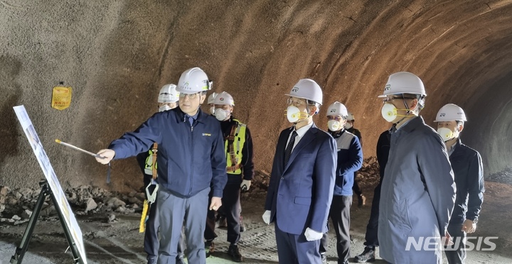 [서울=뉴시스] 이성해 대도시권광역교통위원장이 9일 국토교통부, 국가철도공단 관계자들과 함께 신안산선 건설현장을 점검했다. (사진=국토교통부 제공)