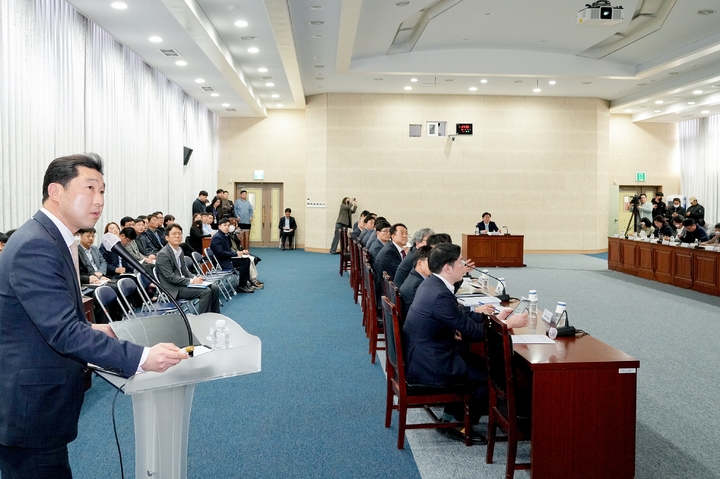 [제주=뉴시스] 고태호 제주연구원 책임연구원이 9일 제주도청 본관 4층 탐라홀에서 ‘15분 도시 제주 기본구상 및 시범지구 기본계획 수립 용역’에 관해 설명하고 있다. (사진=제주도 제공) 2023.03.09. photo@newsis.com *재판매 및 DB 금지