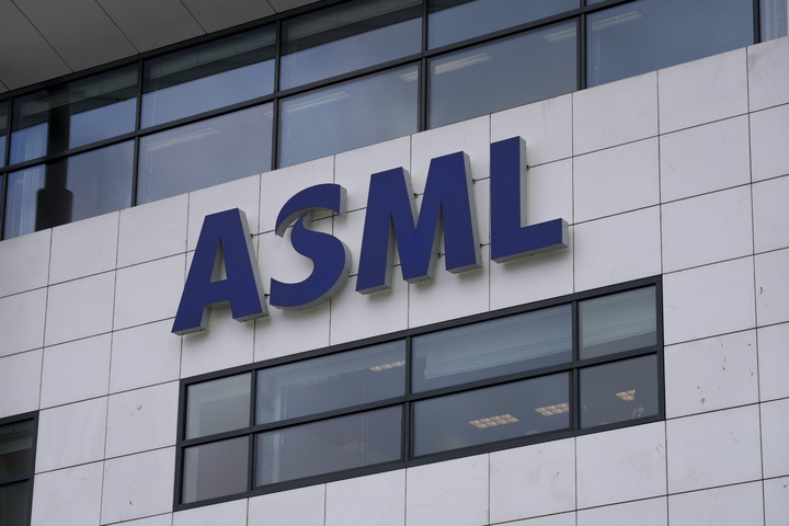 [펠트호번=AP./뉴시스] 네덜란드 반도체 장비업체 ASML 수장이 미국의 대중(對中) 반도체 기술 판매 제한 압력이 더욱 거세질 것이란 예상을 내놨다. 사진은 지난해 1월30일 네덜란드 펠트호번에 있는 반도체 장비 회사 ASML 본사의 로고. 2023.03.09. *재판매 및 DB 금지