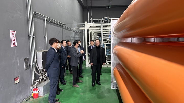 [창원=뉴시스] 강경국 기자 = 박일준 산업부 제2차관이 9일 경남 창원시 성산구 성주동에 위치한 수소에너지 순환시스템 실증단지를 방문하고 있다. (사진=창원시청 제공). 2023.03.09. photo@newsis.com&nbsp; *재판매 및 DB 금지