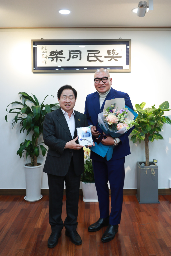 주광덕 남양주시장과 배우 박효준. (사진=남양주시 제공) *재판매 및 DB 금지