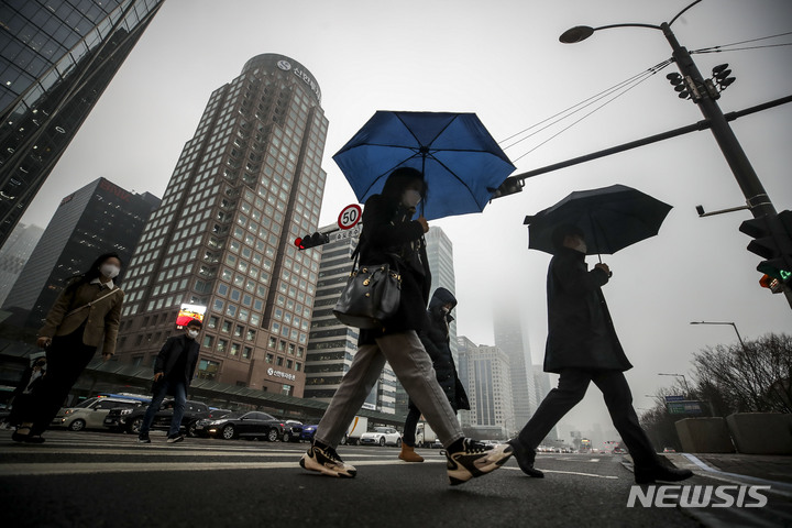 [서울=뉴시스] 정병혁 기자 = 지난달 9일 오전 서울 영등포구 여의도환승센터에서 우산을 쓴 시민들이 이동하고 있다. 2023.03.09. jhope@newsis.com