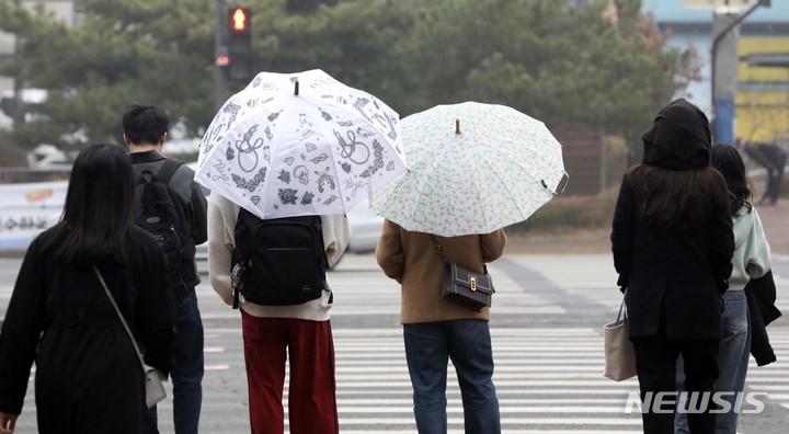 [서울=뉴시스] 최진석 기자 = 서울 곳곳에 비가 내리고 있는 9일 오전 서울 용산구 삼각지역 인근에서 시민이 우산을 쓰고 횡단보도 신호를 기다리고 있는 모습. 2023.03.09. myjs@newsis.com
