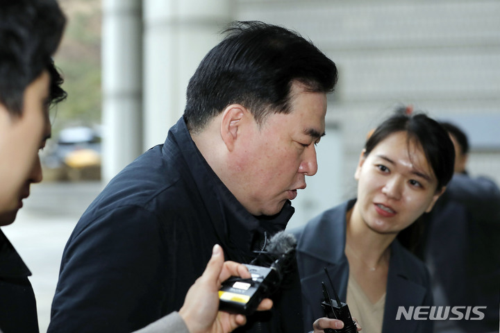 [서울=뉴시스] 최동준 기자 = 유동규 전 성남도시개발공사 기획본부장이 9일 서울 서초구 서울중앙지법에서 열린 '이재명 불법 대선자금 의혹' 공판에 출석하며 취재진 질문에 답변하고 있다. 2023.03.09. photocdj@newsis.com