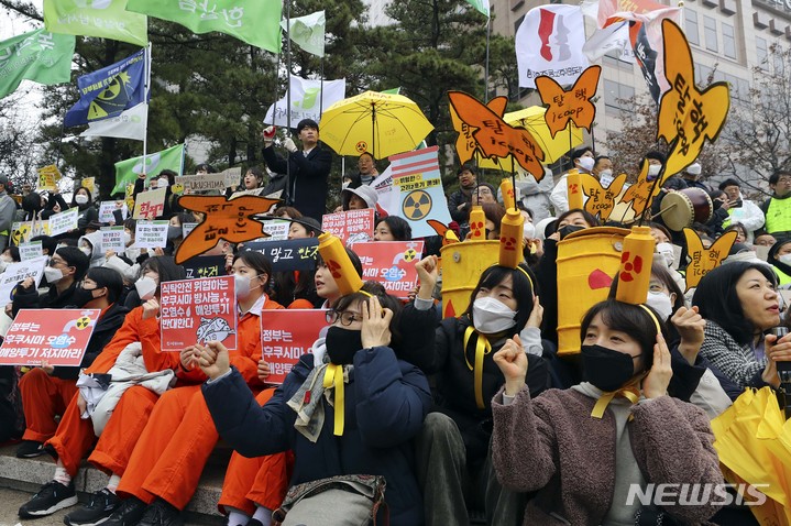 [서울=뉴시스] 최진석 기자 = 9일 오전 서울 세종대로 청계광장 인근에서 열린 후쿠시마 핵사고 12주년, 전국 곳곳 '탈핵 행동의 날' 집회에서 참석자들이 탈핵 촉구 구호를 외치고 있다. 2023.03.09. myjs@newsis.com