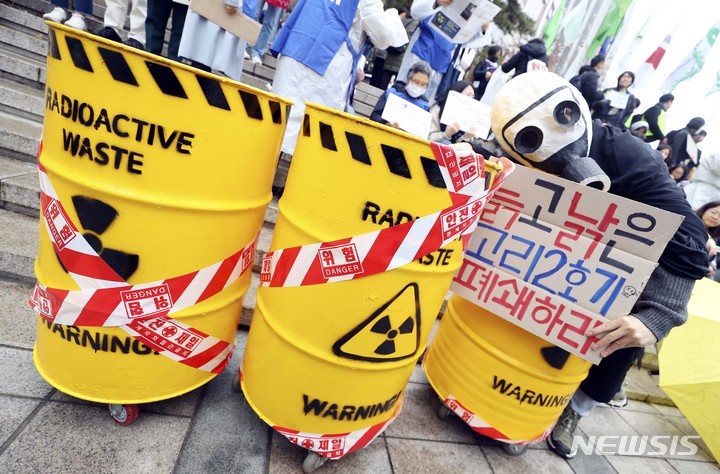 [서울=뉴시스] 최진석 기자 = 9일 오전 서울 세종대로 청계광장 인근에서 열린 후쿠시마 핵사고 12주년, 전국 곳곳 '탈핵 행동의 날' 집회에서 참석자가 탈핵 촉구 퍼포먼스를 하고 있다. 2023.03.09. myjs@newsis.com