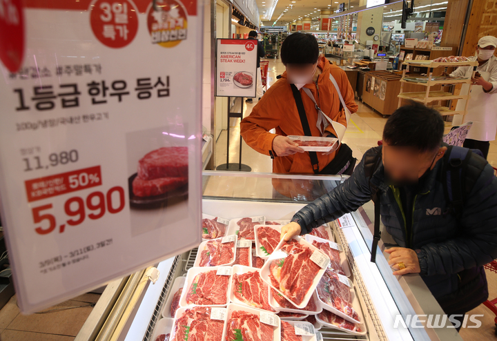 [서울=뉴시스] 고승민 기자 = 시민이 반값 한우를 구매하고 있다. 2023.03.09. kkssmm99@newsis.com