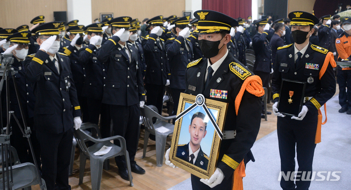 [김제=뉴시스] 김얼 기자 = 故 성공일 소방교의 영결식이 열린 9일 전북 김제시 국립청소년농생명센터에서 관계자들이 영결식을 거행하고 있다. 성공일 소방교는 지난 6일 전북 김제시 금산면 단독주택 화재 현장에서 인명 구조작업 하다가 화마에 휩쓸려 순직했다. 2023.03.09. pmkeul@nwsis.com