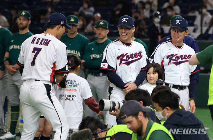 [도쿄=뉴시스] 김선웅 기자 = 9일 일본 도쿄돔에서 열리는 월드베이스볼클래식(WBC) 2023 B조 호주와 대한민국의 경기, 김하성과 에드먼, 이강철 감독이 그라운드로 입장하고 있다. 2023.03.09. mangusta@newsis.com