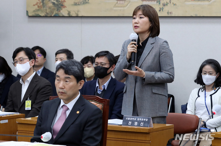 [서울=뉴시스] 이영환 기자 = 천명선 서울대학교 입학본부장이 9일 오전 서울 여의도 국회에서 열린 교육위원회 전체회의에서 의원들의 질의에 답하고 있다. 2023.03.09. 20hwan@newsis.com