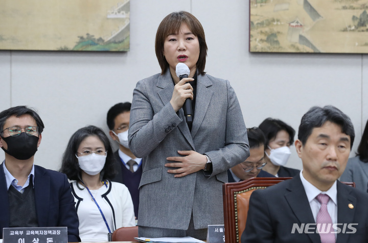 [서울=뉴시스] 이영환 기자 = 천명선 서울대학교 입학본부장이 지난 9일 오전 서울 여의도 국회에서 열린 교육위원회 전체회의에서 의원들의 질의에 답하고 있다. 2023.03.10. 20hwan@newsis.com