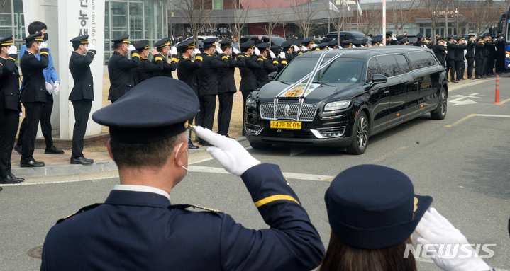 [김제=뉴시스] 김얼 기자 = 故 성공일 소방교의 영결식이 열린 9일 전북 김제시 국립청소년농생명센터에서 관계자들이 영결식을 거행하고 있다. 성공일 소방교는 지난 6일 전북 김제시 금산면 단독주택 화재 현장에서 인명 구조작업 하다가 화마에 휩쓸려 순직했다. 2023.03.09. pmkeul@nwsis.com