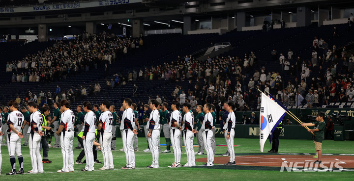 [도쿄=뉴시스] 김선웅 기자 = 9일 일본 도쿄돔에서 열리는 월드베이스볼클래식(WBC) 2023 B조 호주와 대한민국의 경기, 대표팀 이강철 감독과 선수들이 애국가를 부르고 있다. 2023.03.09. mangusta@newsis.com