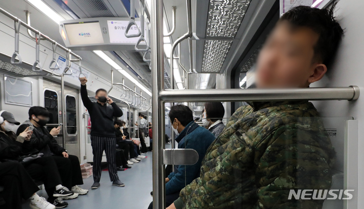 [서울=뉴시스] 김금보 기자 = 마스크를 착용하지 않은 한 시민이 지난 9일 오후 서울 지하철을 이용하고 있다. 정부가 대중교통 마스크 해제안을 검토하고 이르면 다음 주 중 결과 발표를 예정하면서 대중교통 마스크 착용 의무 해제가 이달 중으로 앞당겨질 것으로 보인다. 2023.03.12. kgb@newsis.com