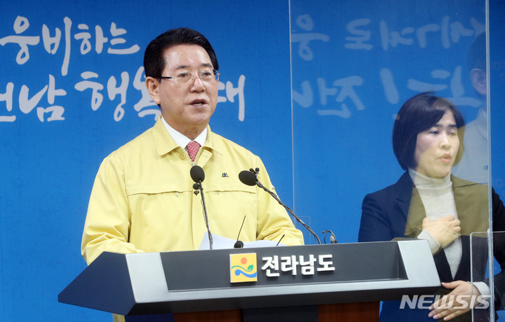 [무안=뉴시스] 이창우 기자=김영록 전남도지사가 9일 오전 도청 브리핑룸에서 봄철 산불예방 총력 대응을 위한 도민 특별담화문을 발표하고 있다. (사진=전남도 제공) 2023.03.09. photo@newsis.com *재판매 및 DB 금지