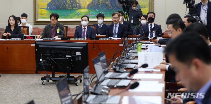 [서울=뉴시스] 추상철 기자 = 9일 오후 서울 여의도 국회에서 열린 정무위원회 전체회의에서 '온라인 플랫폼 관련 법률안에 대한 공청회'가 열리고 있다. 2023.03.09. scchoo@newsis.com