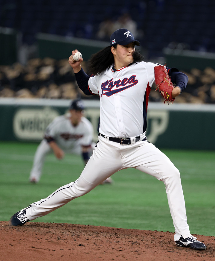 [도쿄=뉴시스] 김선웅 기자 = 9일 일본 도쿄돔에서 열린 월드베이스볼클래식(WBC) 2023 B조 호주와 대한민국의 경기, 7회초 김원중이 역투하고 있다. 2023.03.09. mangusta@newsis.com