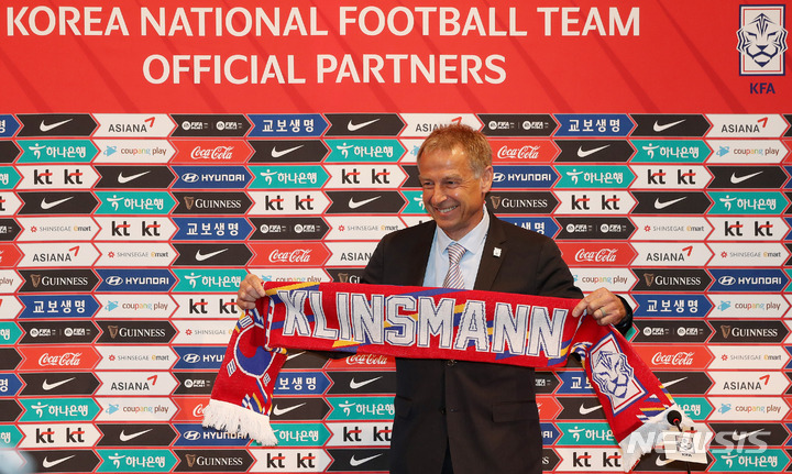 [파주=뉴시스] 백동현 기자 = 위르겐 클린스만 대한민국 축구대표팀 신임 감독이 9일 오후 경기 파주시 국가대표 트레이닝센터(NFC)에서 열린 취임 기자회견에 앞서 기념촬영하고 있다. 2023.03.09. livertrent@newsis.com